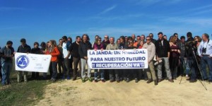 Amigos defensores de la recuperación de la laguna de La Janda se concentraron en 2016 para recordar la titularidad pública de los terrenos.